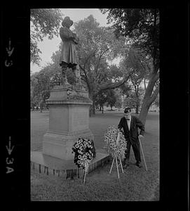 Elderly veteran puts flowers at Civil War general's statue, Boston Public Garden